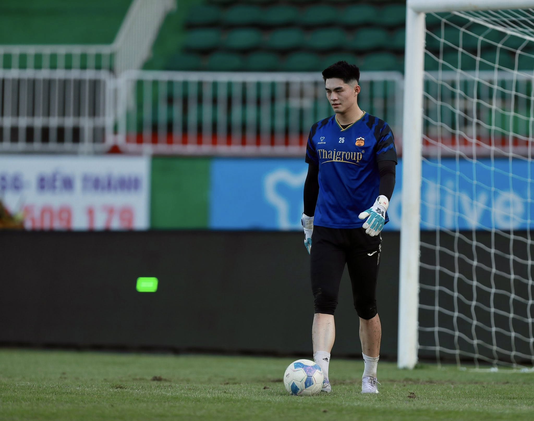 Trung vệ cao 1,96m gi&uacute;p Ho&agrave;ng Anh Gia Lai tho&aacute;t thua tr&ecirc;n s&acirc;n nh&agrave; - Ảnh 1.