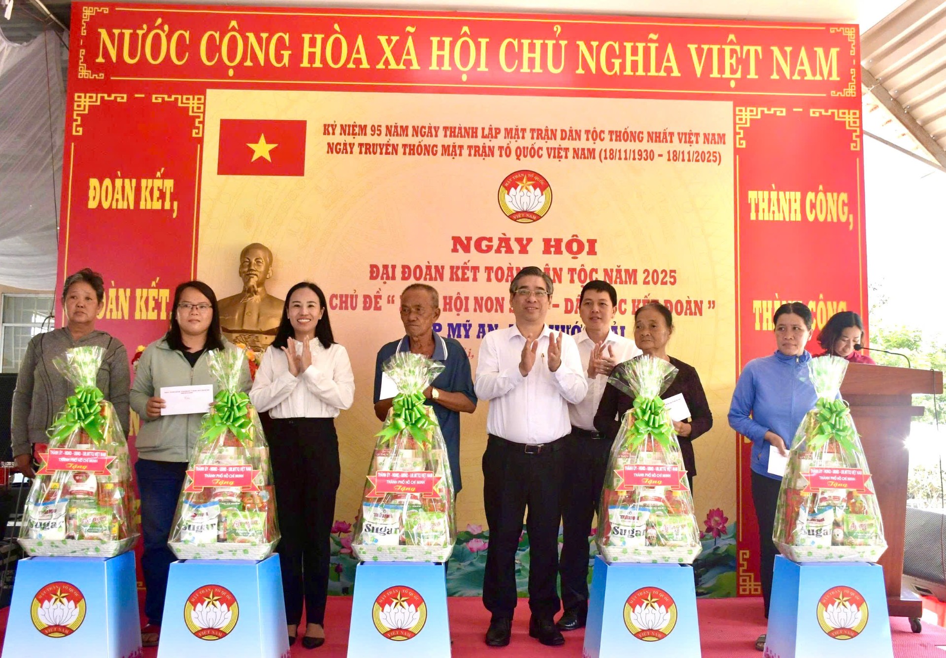 Ấm áp Ngày hội Đại đoàn kết toàn dân tộc - Ảnh 1.