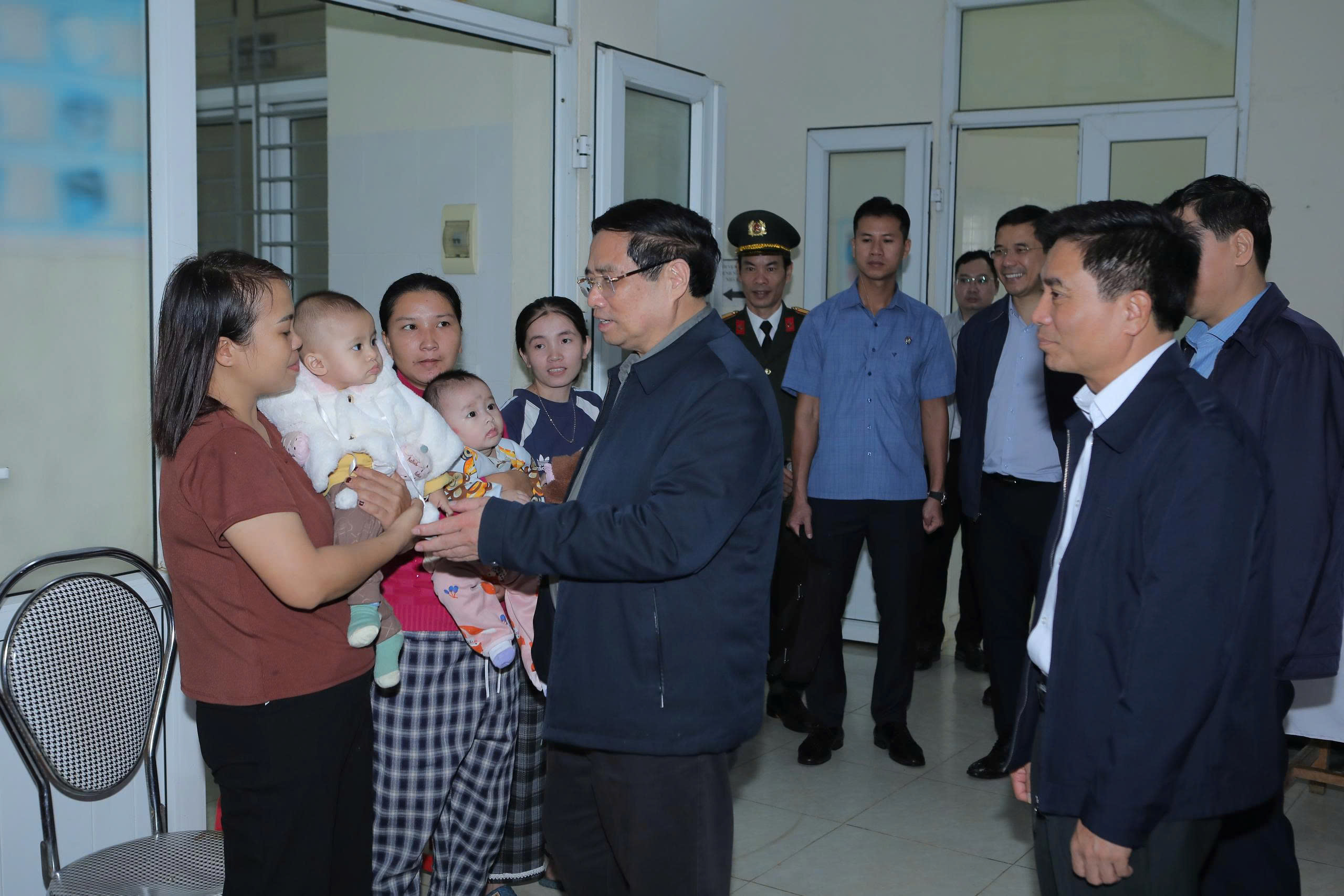 Thủ tướng: Coi xây dựng trường học biên giới như là một chiến dịch "Quang Trung thần tốc" - Ảnh 7.