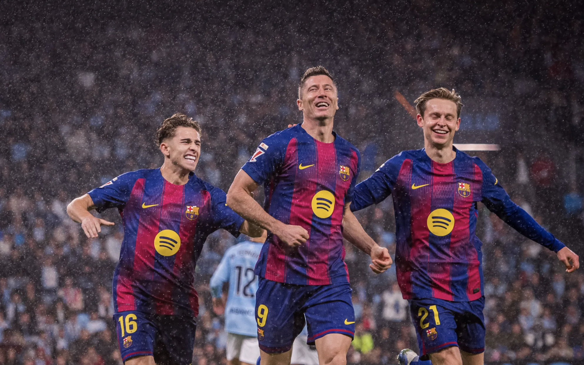 Lewandowski lập hat-trick, Barcelona ngược dòng thắng trận cầu 6 bàn