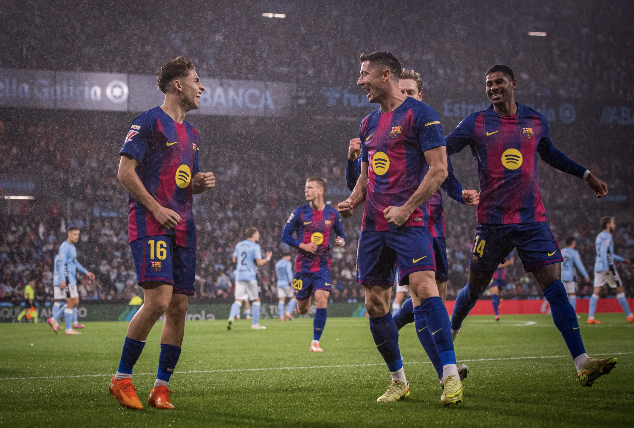 Lewandowski lập hat-trick, Barcelona ngược dòng hạ Celta trận cầu 6 bàn - Ảnh 3.