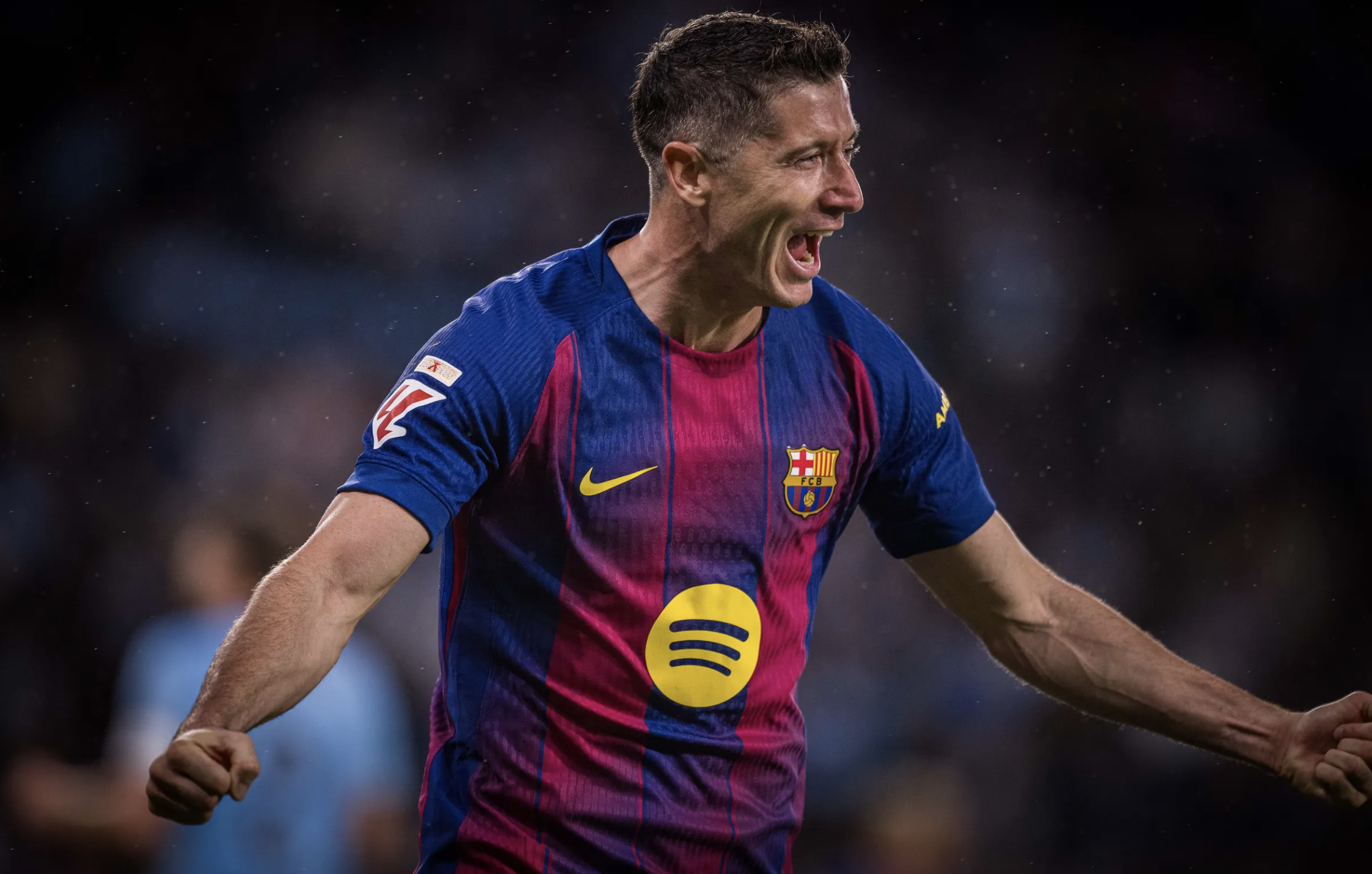 Lewandowski lập hat-trick, Barcelona ngược dòng hạ Celta trận cầu 6 bàn - Ảnh 2.