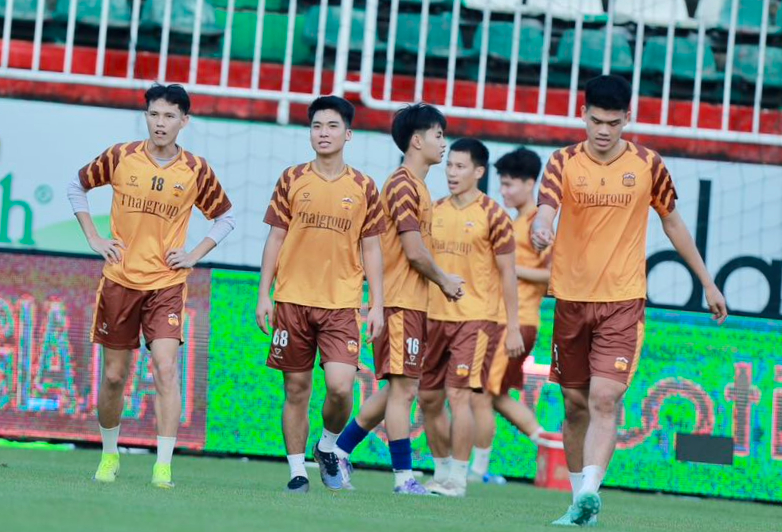 Trung vệ cao 1,96m gi&uacute;p Ho&agrave;ng Anh Gia Lai tho&aacute;t thua tr&ecirc;n s&acirc;n nh&agrave; - Ảnh 2.