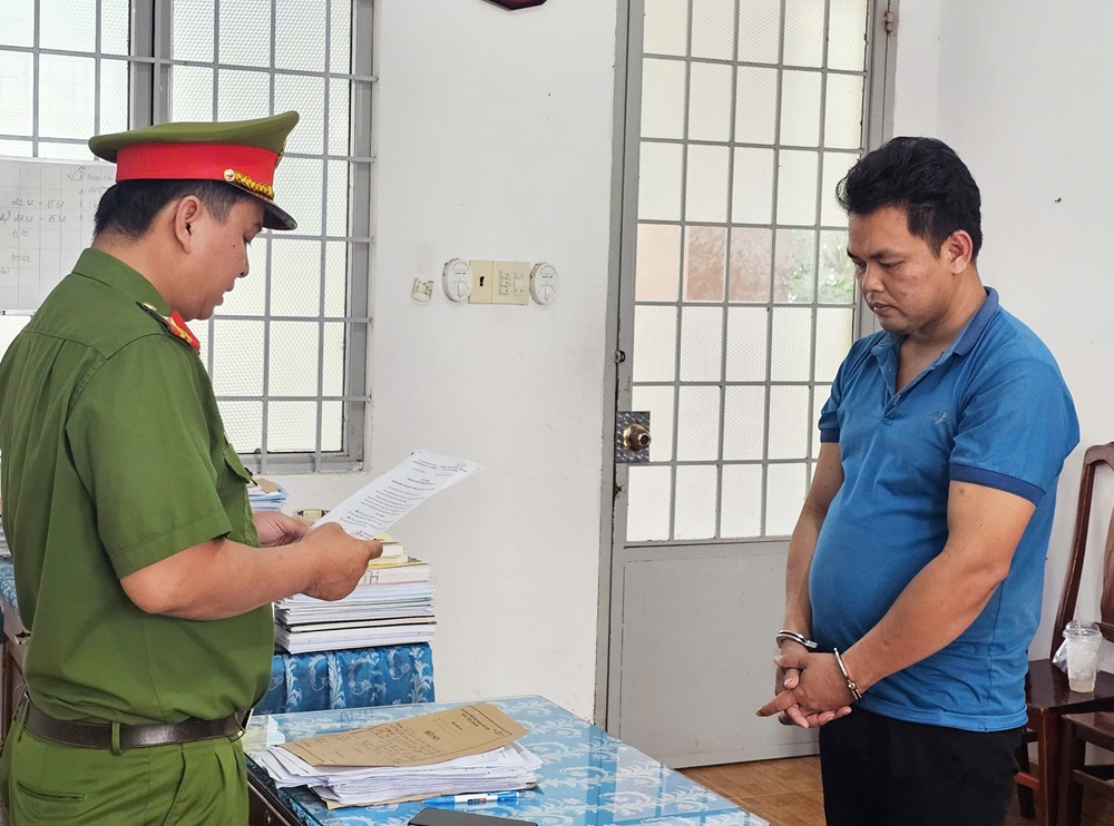 Huỳnh Văn Nh&iacute; bị bắt tạm giam v&igrave; x&acirc;m hại trẻ em tại An Giang - Ảnh 1.