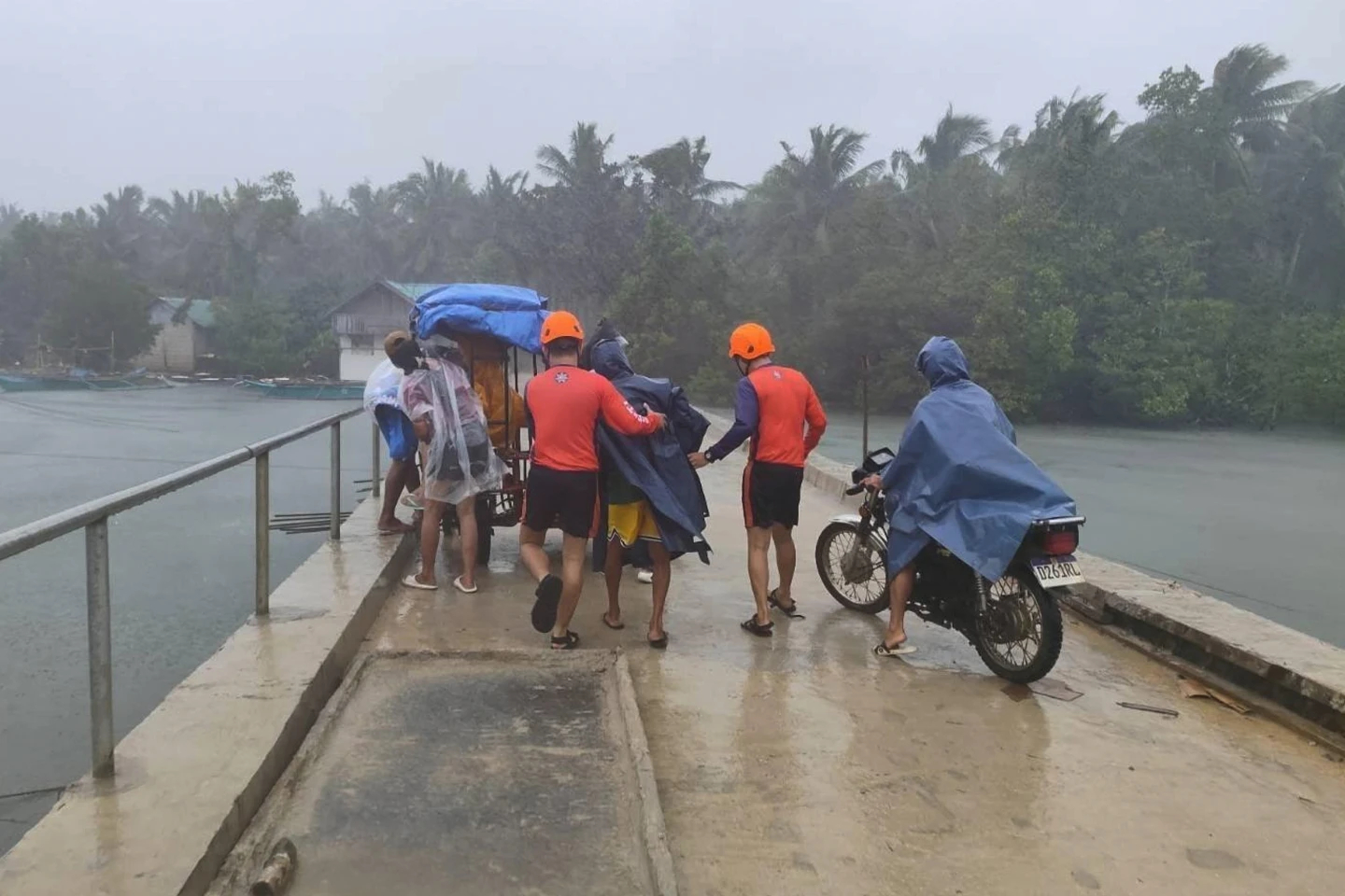 Siêu bão tấn công Philippines - Ảnh 1.