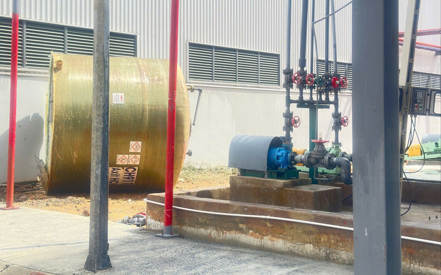 Lâm Đồng: Bồn chứa a-xít phát nổ, 2 công nhân tử vong - Ảnh 1.
