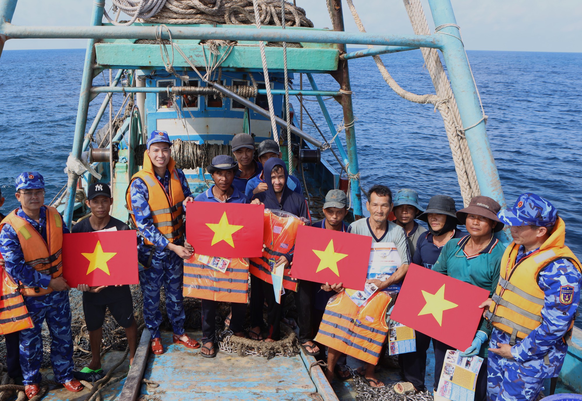 Chính ủy Vùng Cảnh sát biển 3 trực tiếp ra vùng biển giáp ranh kiểm tra công tác phòng chống IUU - Ảnh 3.