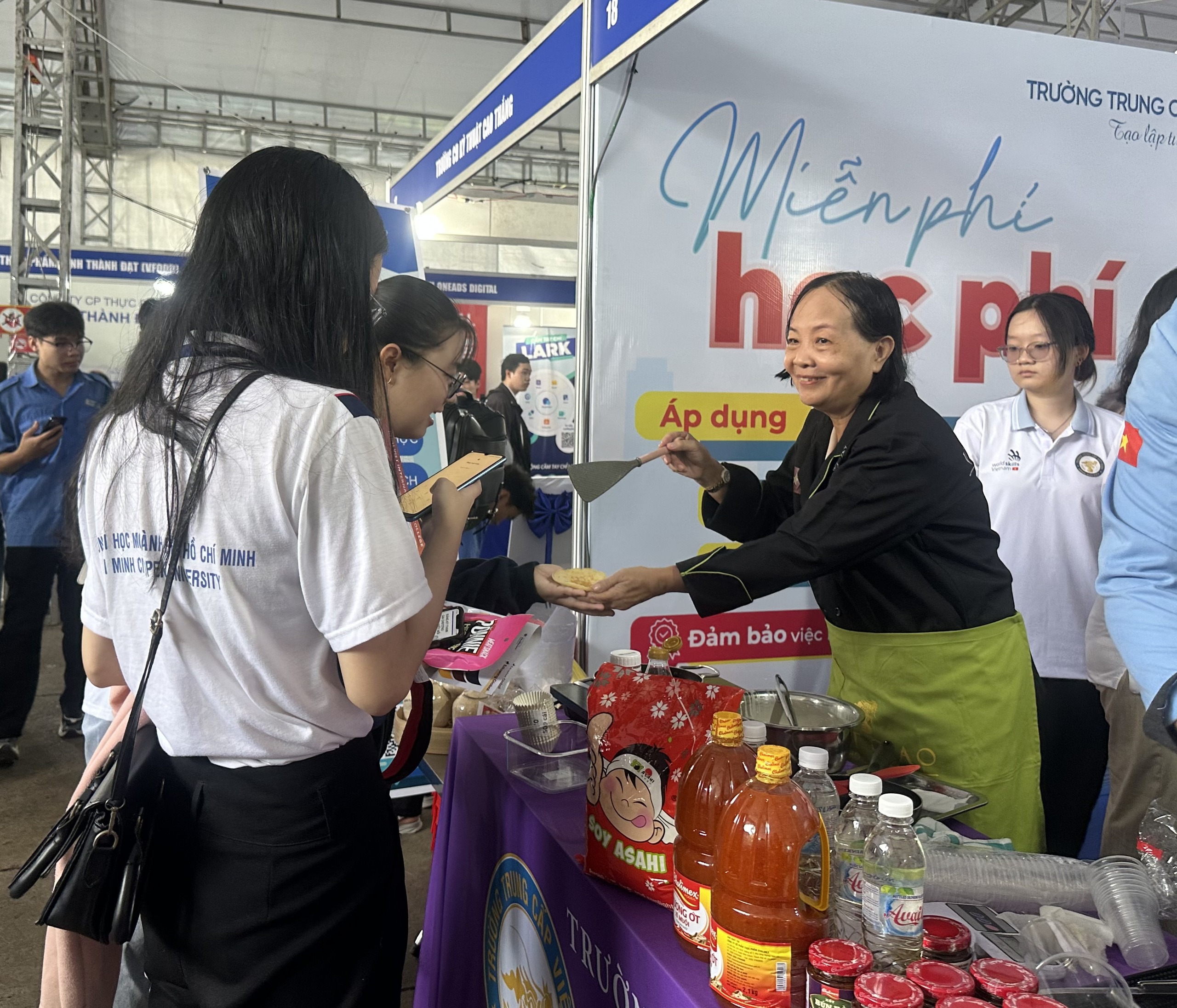 Những gian h&agrave;ng độc đ&aacute;o tại Job Link 2025 - Ảnh 1.