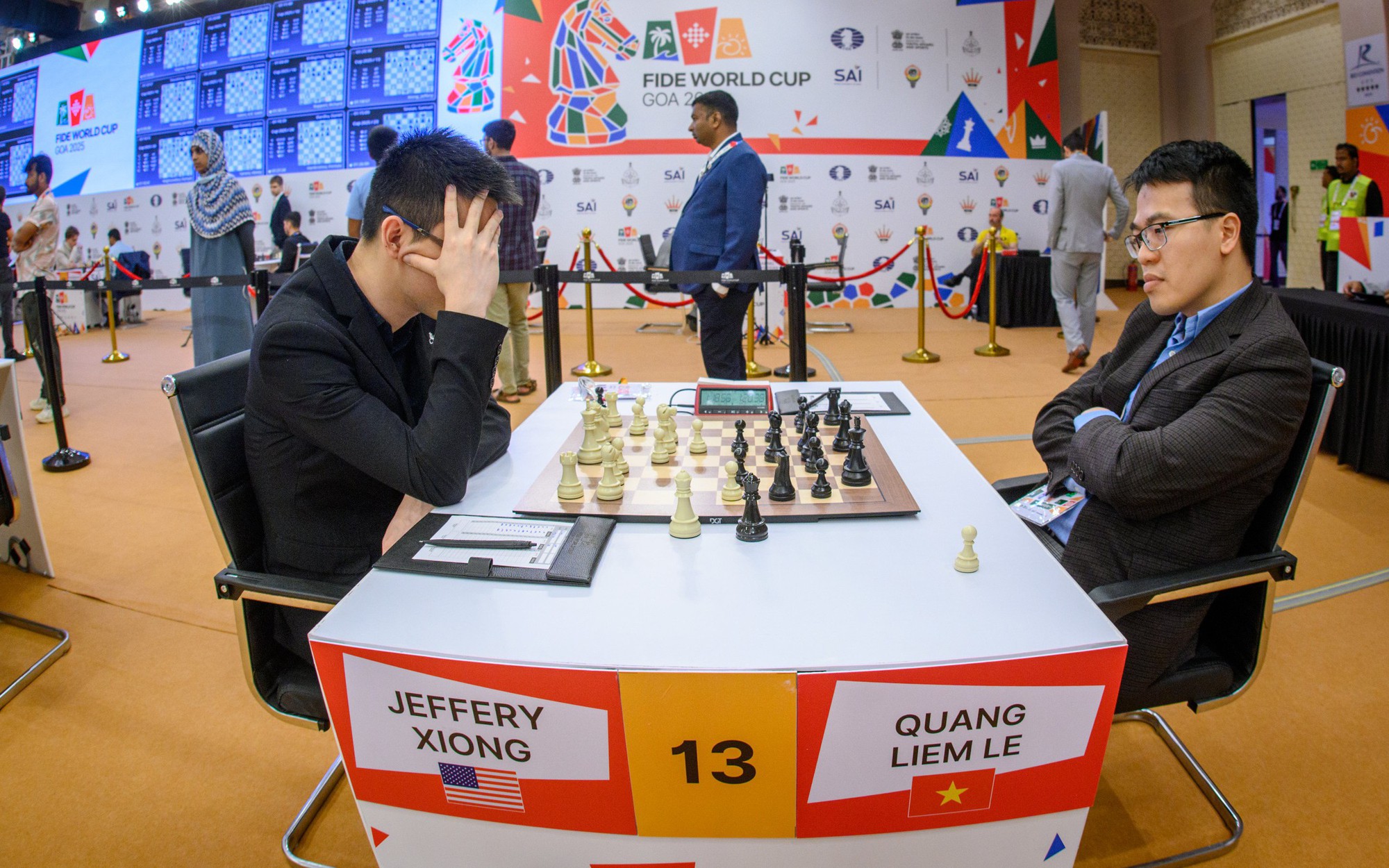 Lê Quang Liêm thắng Jeffery Xiong vòng 3 World Cup, "vua cờ" Gukesh bị loại sốc