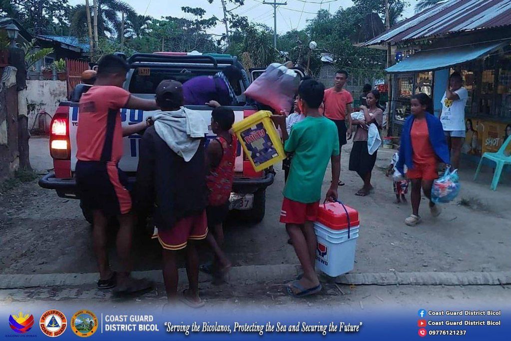 B&atilde;o Fung Wong tăng cấp thần tốc th&agrave;nh si&ecirc;u b&atilde;o, Philippines xả nước h&agrave;ng loạt đập quan trọng - Ảnh 2.