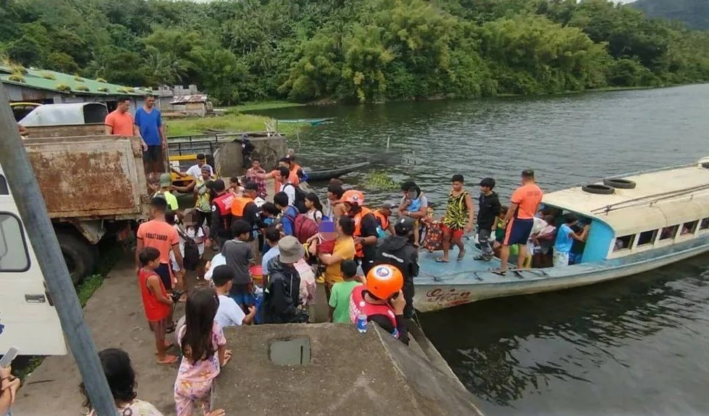 B&atilde;o Fung Wong tăng cấp thần tốc th&agrave;nh si&ecirc;u b&atilde;o, Philippines xả nước h&agrave;ng loạt đập quan trọng - Ảnh 1.