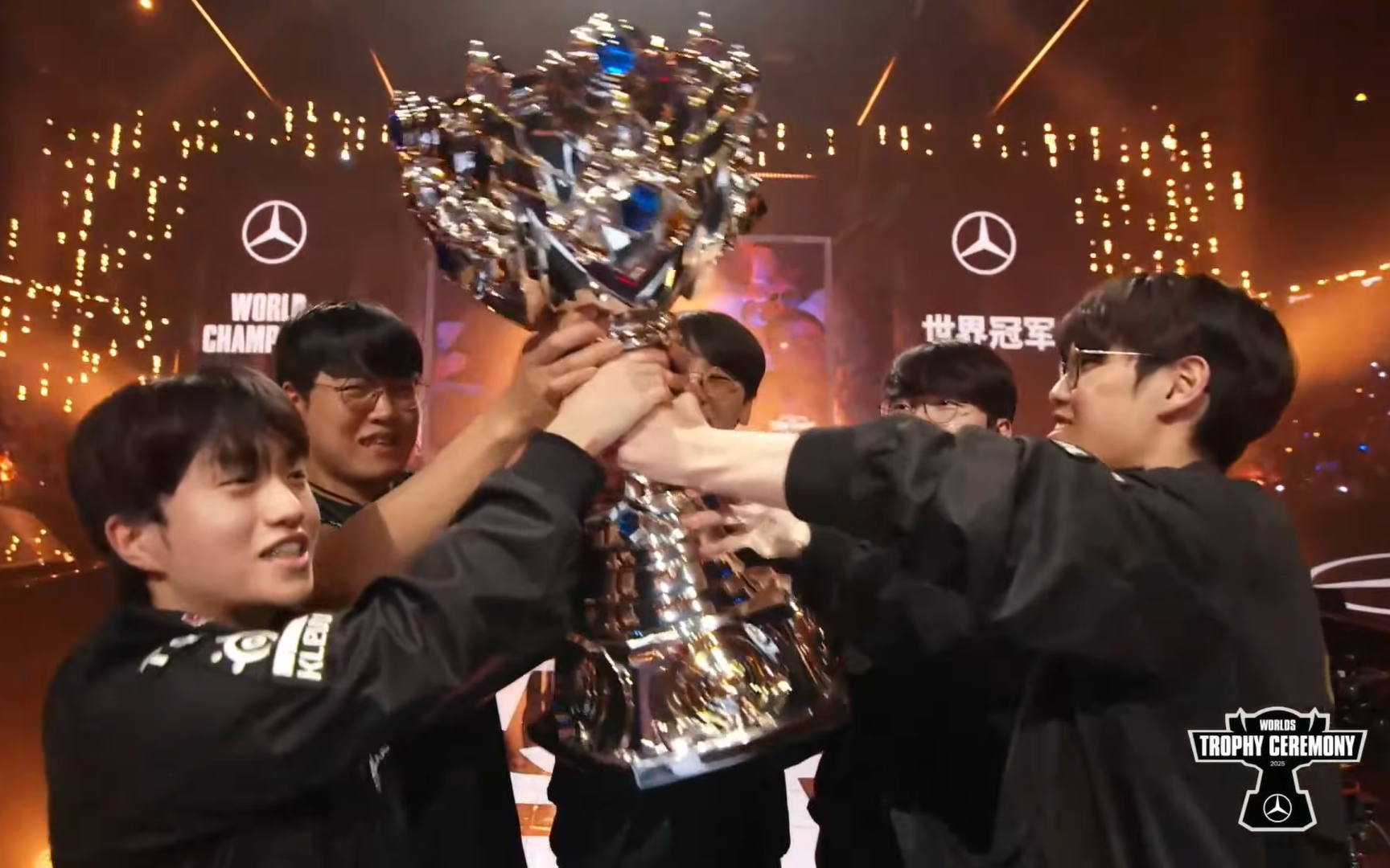 Faker cùng T1 lập cú hat-trick tại chung kết Liên Minh Huyền Thoại