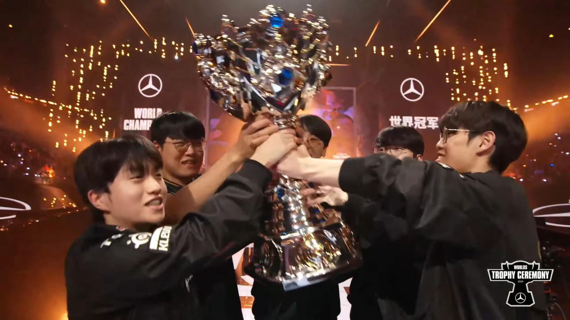 Faker c&ugrave;ng T1 lập c&uacute; hat-trick lịch sử tại CKTG 2025 - Ảnh 1.