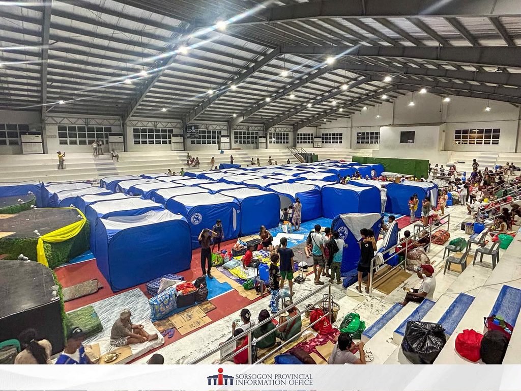 B&atilde;o Fung Wong tăng cấp thần tốc th&agrave;nh si&ecirc;u b&atilde;o, Philippines xả nước h&agrave;ng loạt đập quan trọng - Ảnh 3.