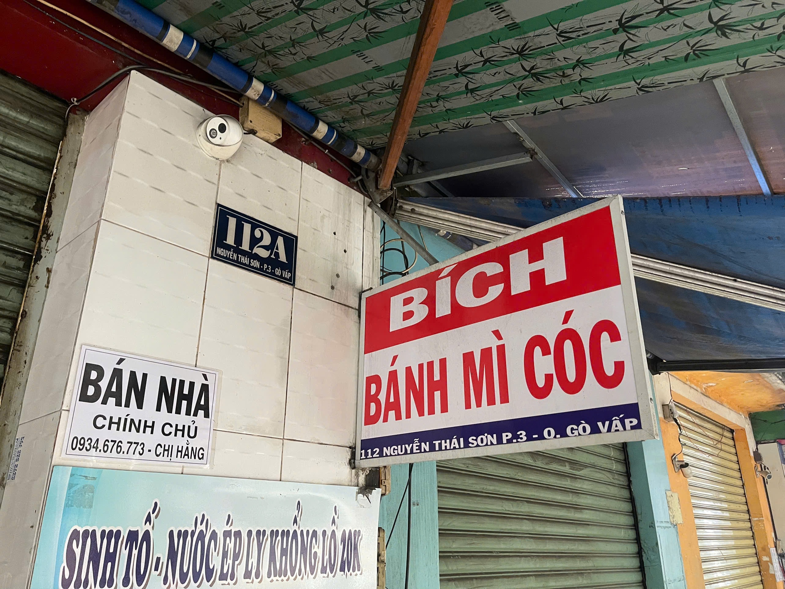 Vụ nghi ngộ độc sau ăn b&aacute;nh m&igrave; C&oacute;c c&ocirc; B&iacute;ch: Th&ecirc;m 64 trường hợp ngộ độc - Ảnh 1.