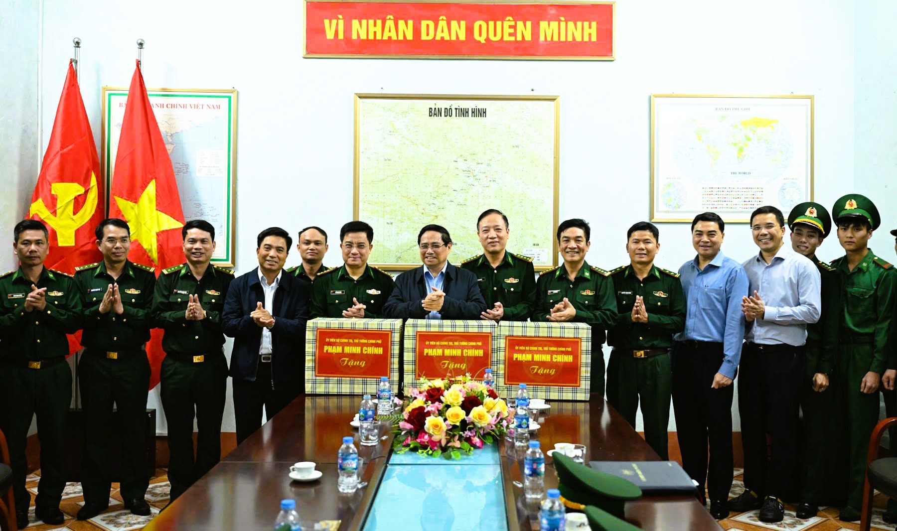 Thủ tướng thăm v&agrave; l&agrave;m việc với Đồn Bi&ecirc;n ph&ograve;ng Y&ecirc;n Khương - Ảnh 2.