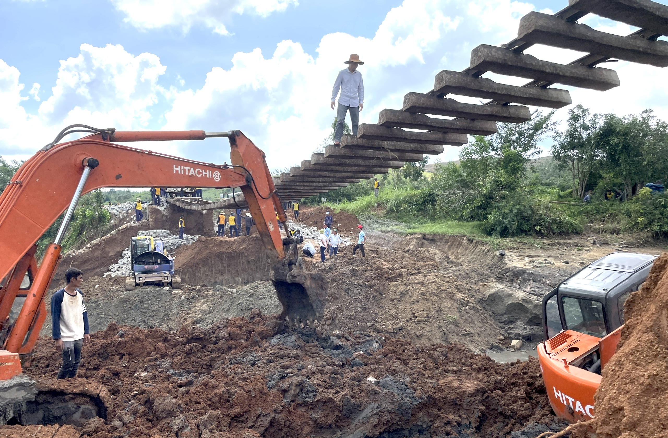 Cận cảnh đường sắt Bắc - Nam như cầu treo sau bão số 13 Kalmaegi - Ảnh 6.
