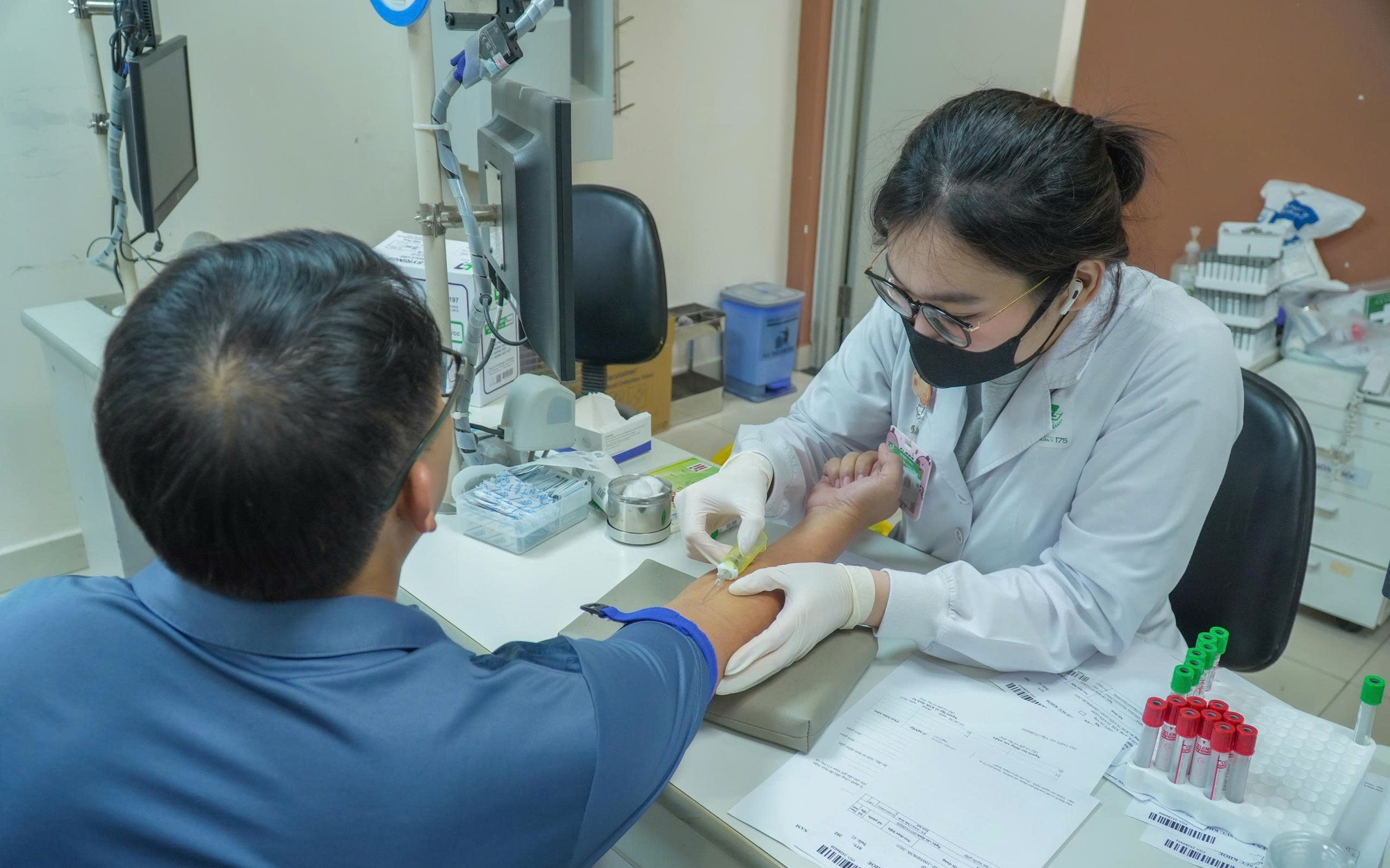 Bệnh viện khám tầm soát miễn phí tuyến giáp cho hơn 600 giáo viên nhân dịp 20-11