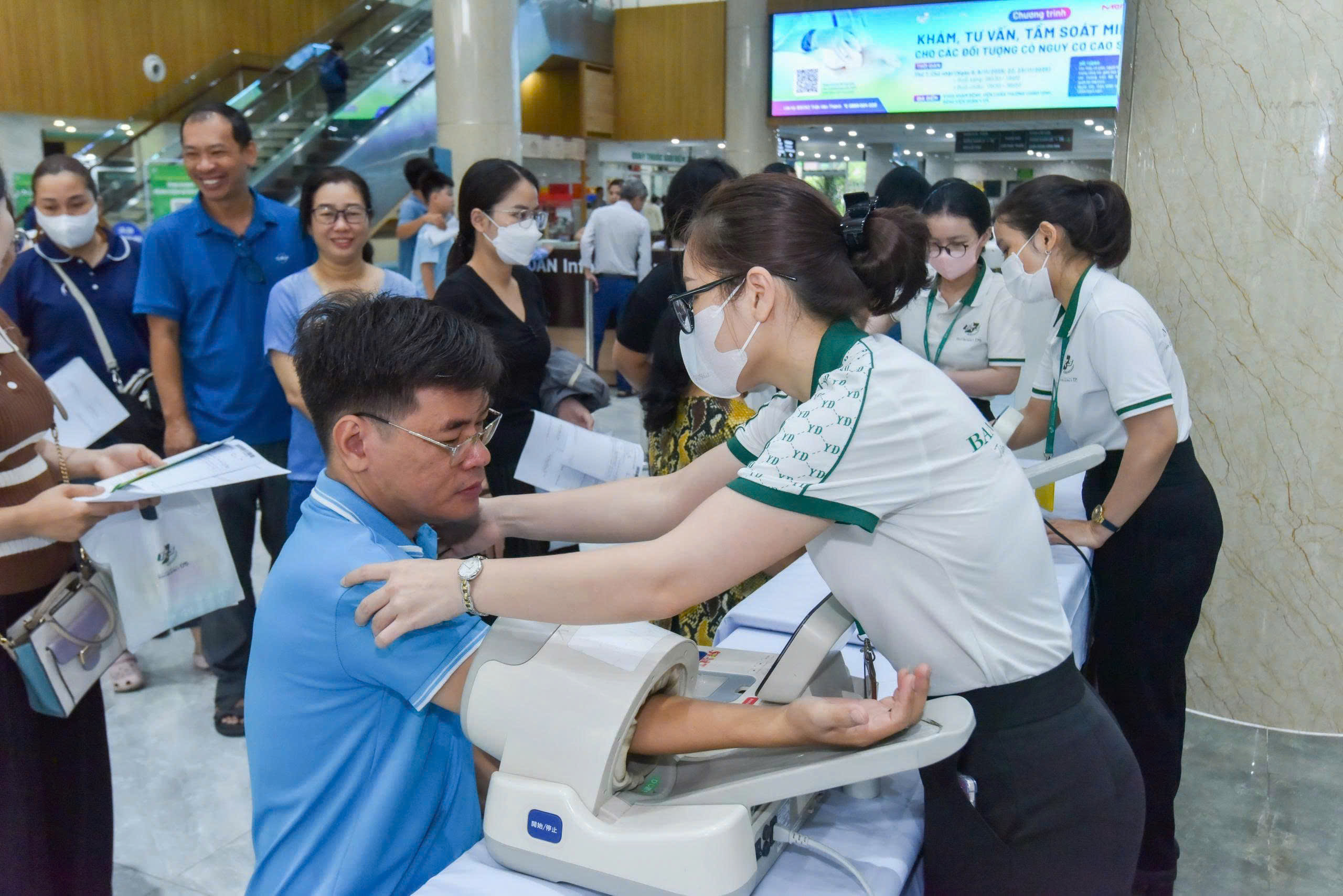 Bệnh viện tri &acirc;n nh&agrave; gi&aacute;o kh&aacute;m tầm so&aacute;t miễn ph&iacute; tuyến gi&aacute;p cho hơn 600 gi&aacute;o vi&ecirc;n - Ảnh 3.