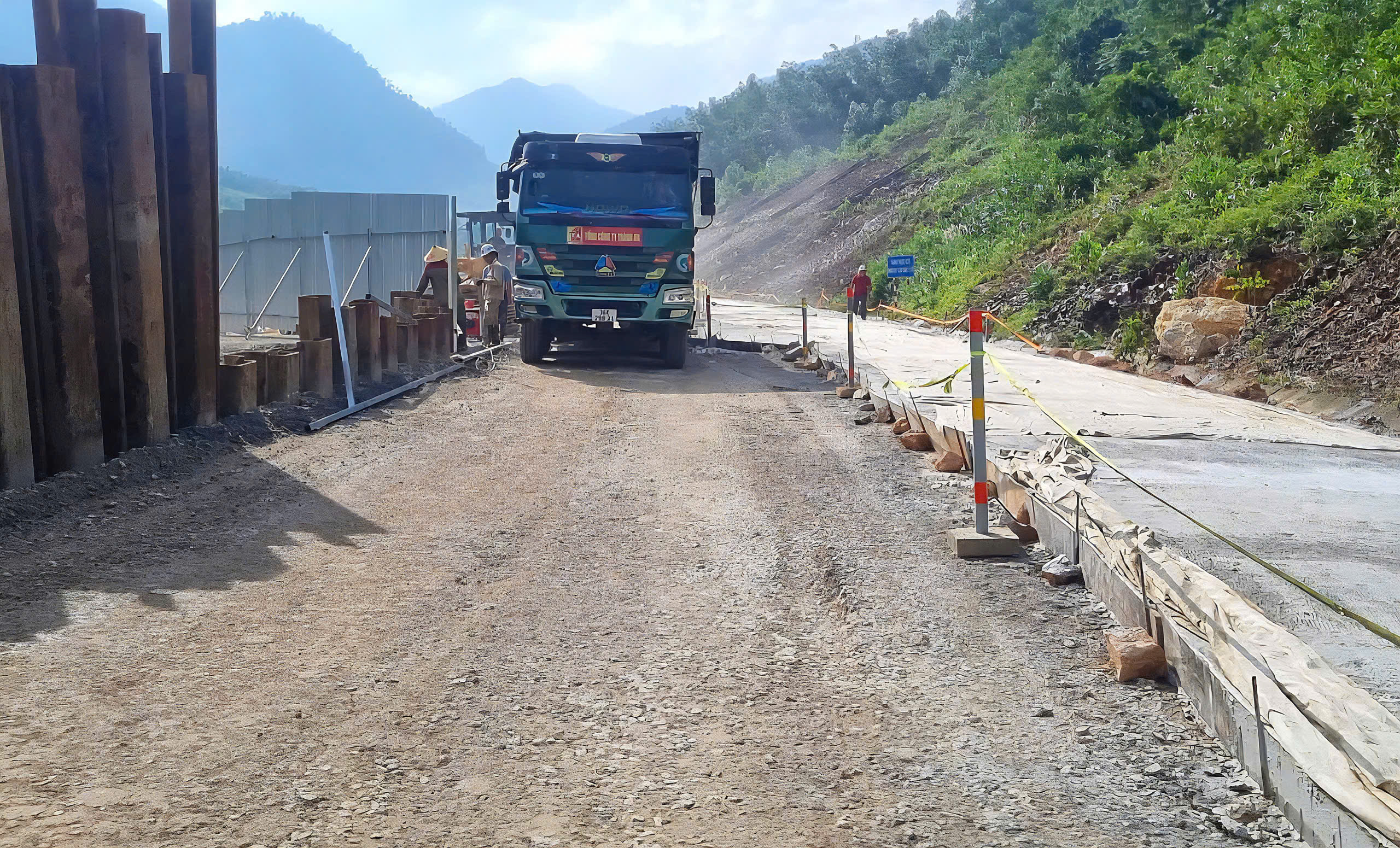 Sạt lở đất cao tốc Huế - Đà Nẵng: Phương án điều tiết giao thông tạm thời - Ảnh 1.