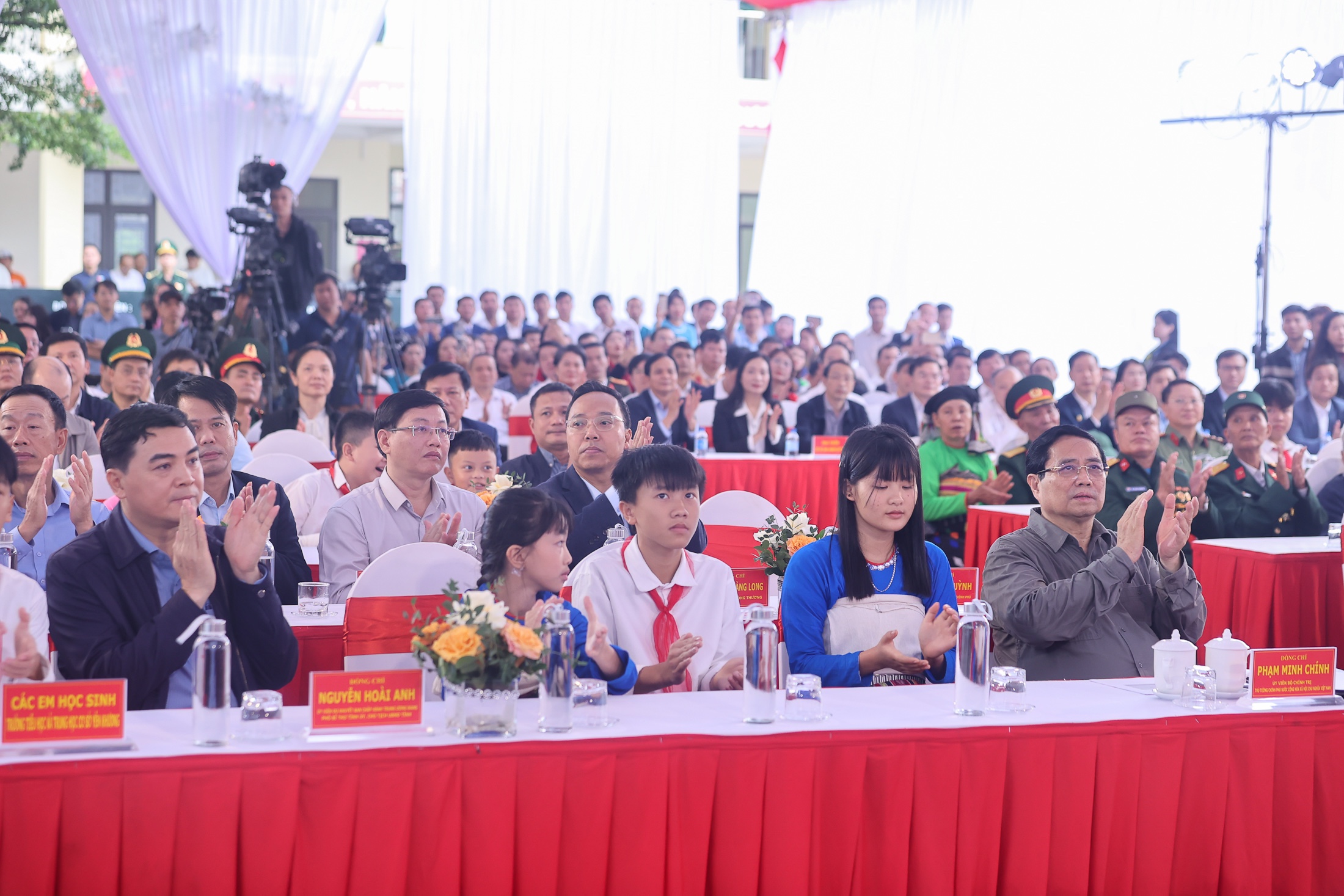 Thủ tướng: Coi xây dựng trường học biên giới như là một chiến dịch "Quang Trung thần tốc" - Ảnh 6.