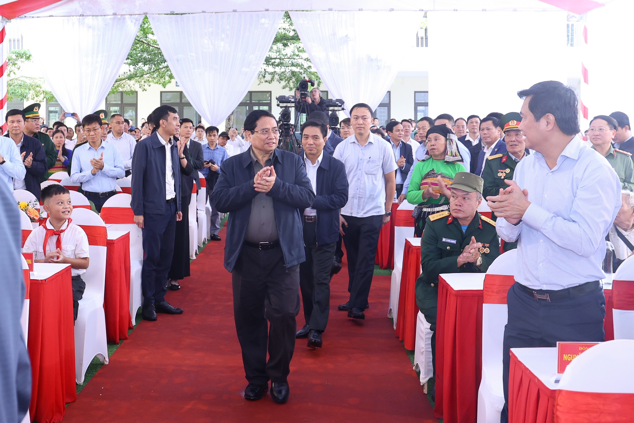 Thủ tướng: Coi xây dựng trường học biên giới như là một chiến dịch "Quang Trung thần tốc" - Ảnh 1.