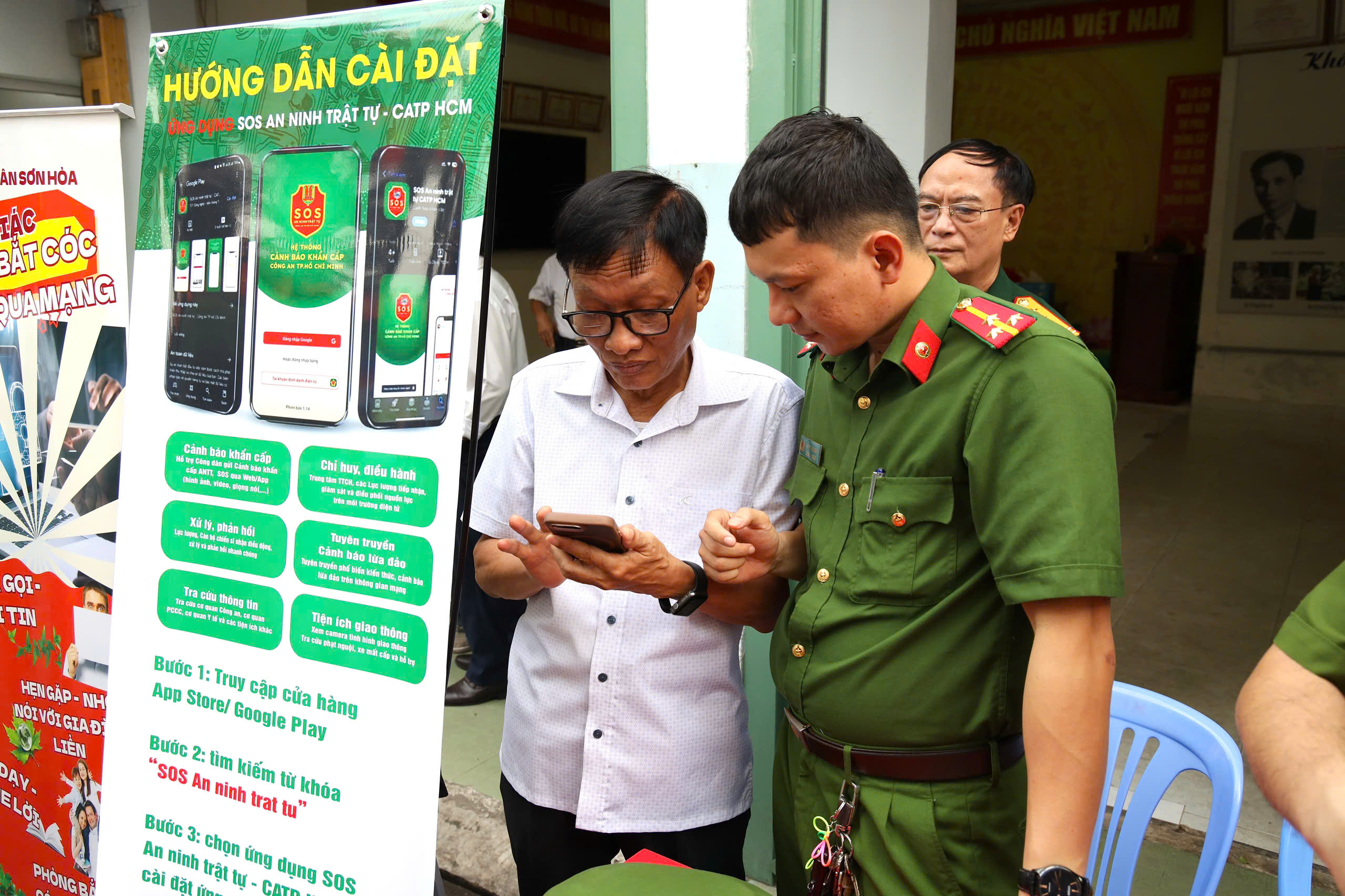 Người dân phố Tân Sơn Hòa “cầm tay chỉ việc” công nghệ số - Ảnh 3.