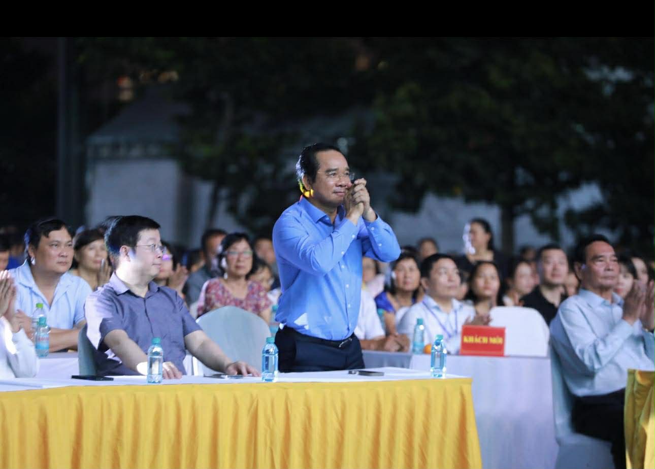 Cẩm V&acirc;n, Đ&agrave;m Vĩnh Hưng, MTV hạnh ph&uacute;c khi "Nghĩa t&igrave;nh phương Nam 2025" thu về hơn 25 tỷ đồng - Ảnh 2.