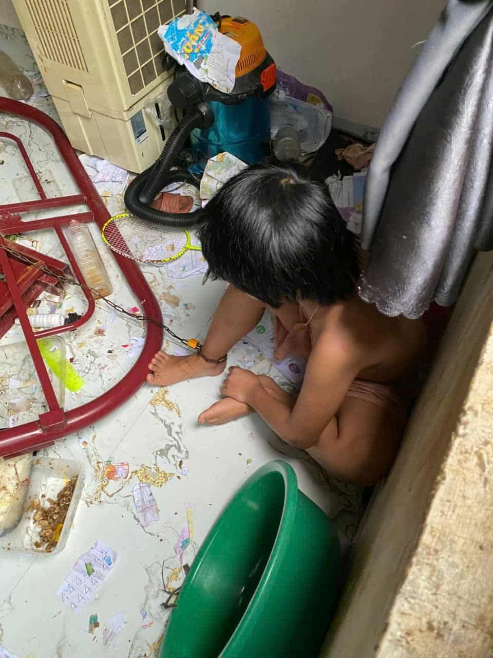 C&ocirc;ng an triệu tập cha x&iacute;ch con trong ph&ograve;ng bẩn thỉu ở Đắk Lắk - Ảnh 2.