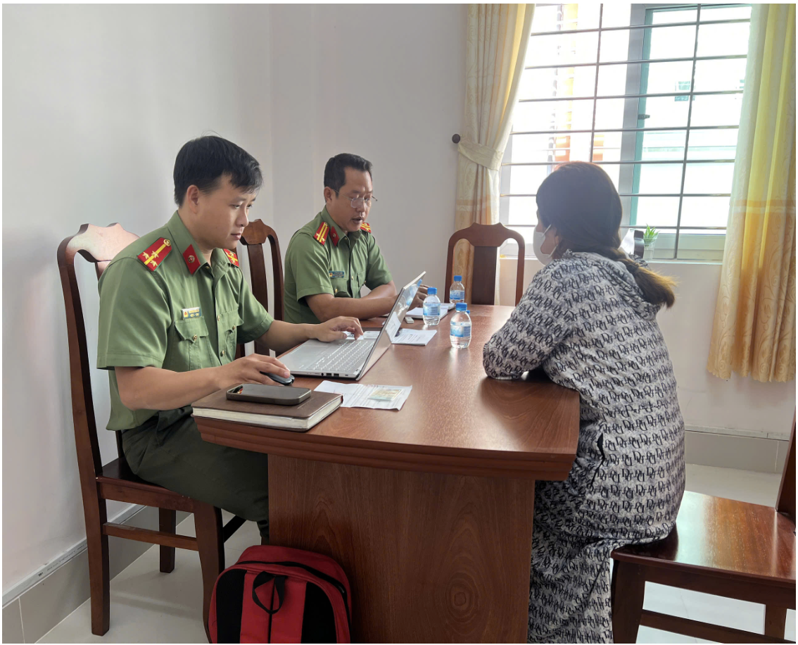 Vĩnh Long: Nữ Facebooker bị xử phạt v&igrave; xuy&ecirc;n tạc c&ocirc;ng t&aacute;c hỗ trợ miền Trung - Ảnh 1.