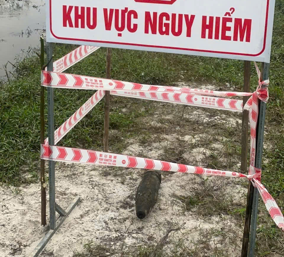 Xử l&yacute; 2 quả đạn ph&aacute;o an to&agrave;n sau tin b&aacute;o khẩn của người d&acirc;n tại Quảng Trị - Ảnh 1.