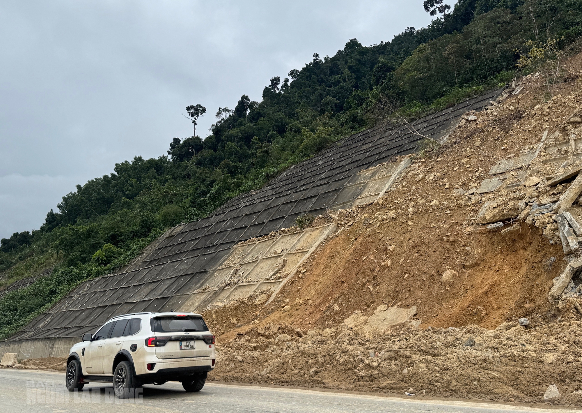 Sạt lở cao tốc La Sơn &ndash; H&ograve;a Li&ecirc;n: Cận cảnh thiệt hại nghi&ecirc;m trọng sau mưa b&atilde;o - Ảnh 9.