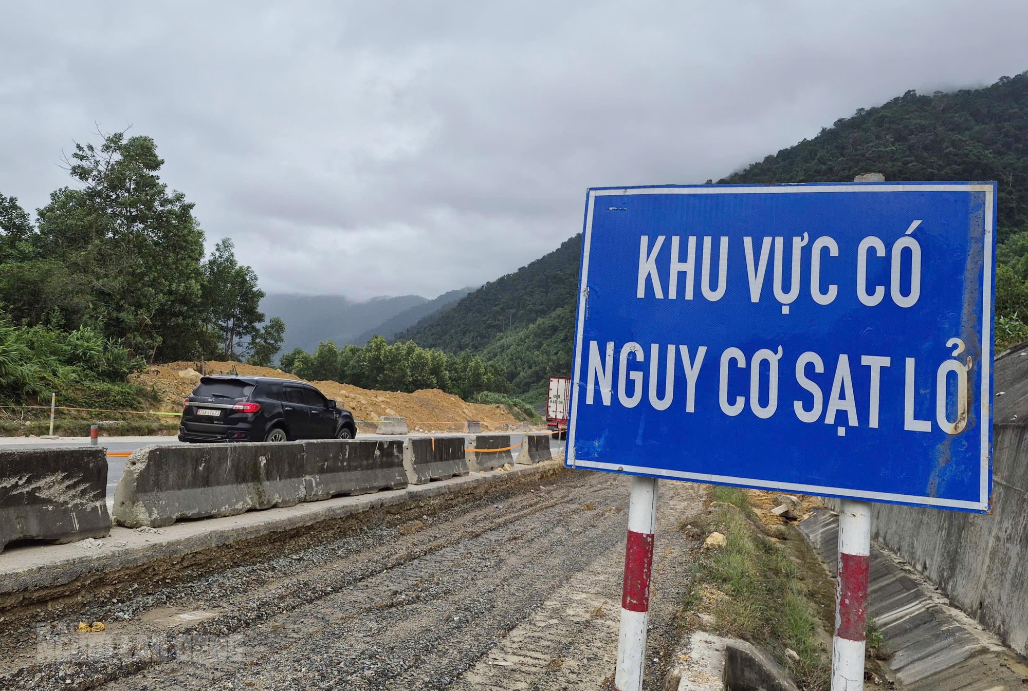 Sạt lở cao tốc La Sơn &ndash; H&ograve;a Li&ecirc;n: Cận cảnh thiệt hại nghi&ecirc;m trọng sau mưa b&atilde;o - Ảnh 15.