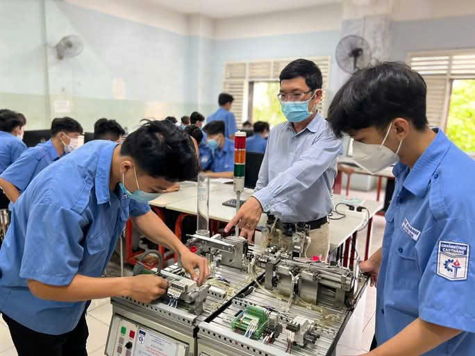 Trường đưa sinh vi&ecirc;n đến doanh nghiệp thực tập phải th&ocirc;ng qua trung t&acirc;m m&ocirc;i giới việc l&agrave;m? - Ảnh 1.