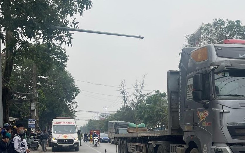 Đi khám bệnh về, cụ ông 79 tuổi va chạm với xe đầu kéo, bị cán tử vong