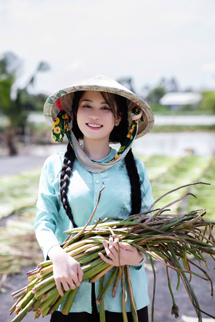 Ngọc Hân: Từ kinh doanh hoa lục bình đến giấc mơ nghệ thuật - Ảnh 1.
