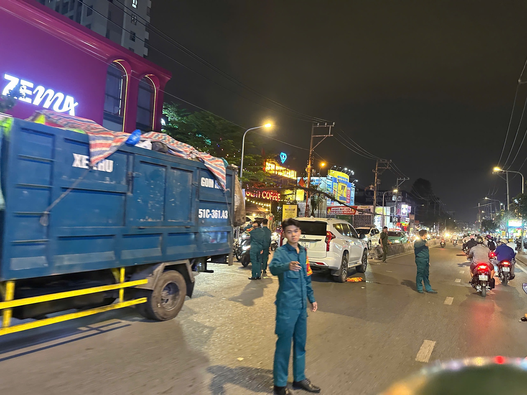 TPHCM: Tai nạn li&ecirc;n ho&agrave;n tr&ecirc;n đường Huỳnh Tấn Ph&aacute;t khiến một phụ nữ tử vong - Ảnh 1.