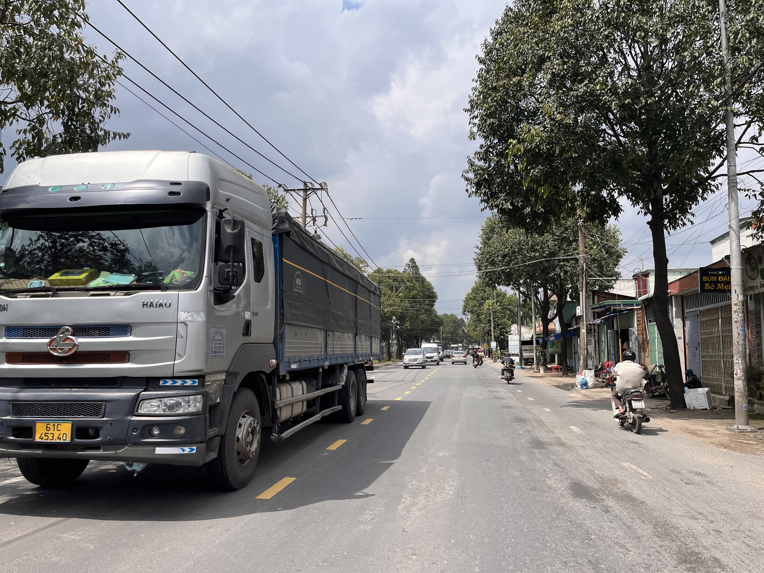 Bất ngờ h&igrave;nh ảnh tuyến đường xuy&ecirc;n t&acirc;m Bi&ecirc;n H&ograve;a ng&agrave;y đầu cấm xe tải tr&ecirc;n 5 tấn - Ảnh 1.