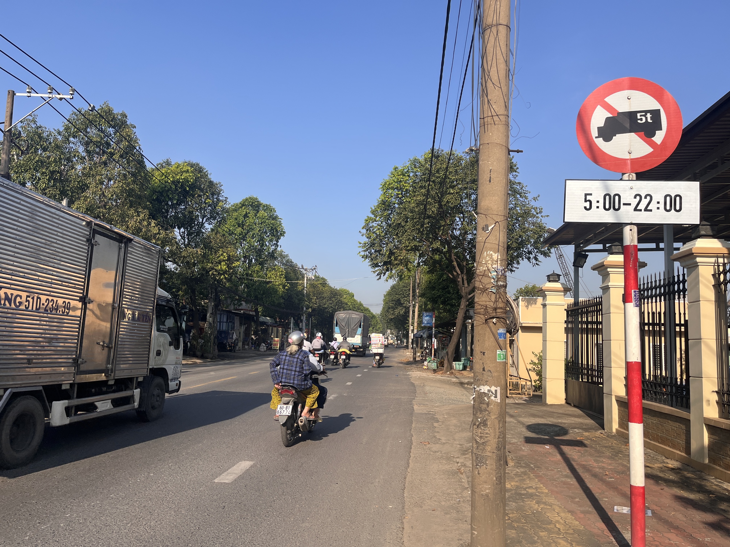 Bất ngờ h&igrave;nh ảnh tuyến đường xuy&ecirc;n t&acirc;m Bi&ecirc;n H&ograve;a ng&agrave;y đầu cấm xe tải tr&ecirc;n 5 tấn - Ảnh 4.
