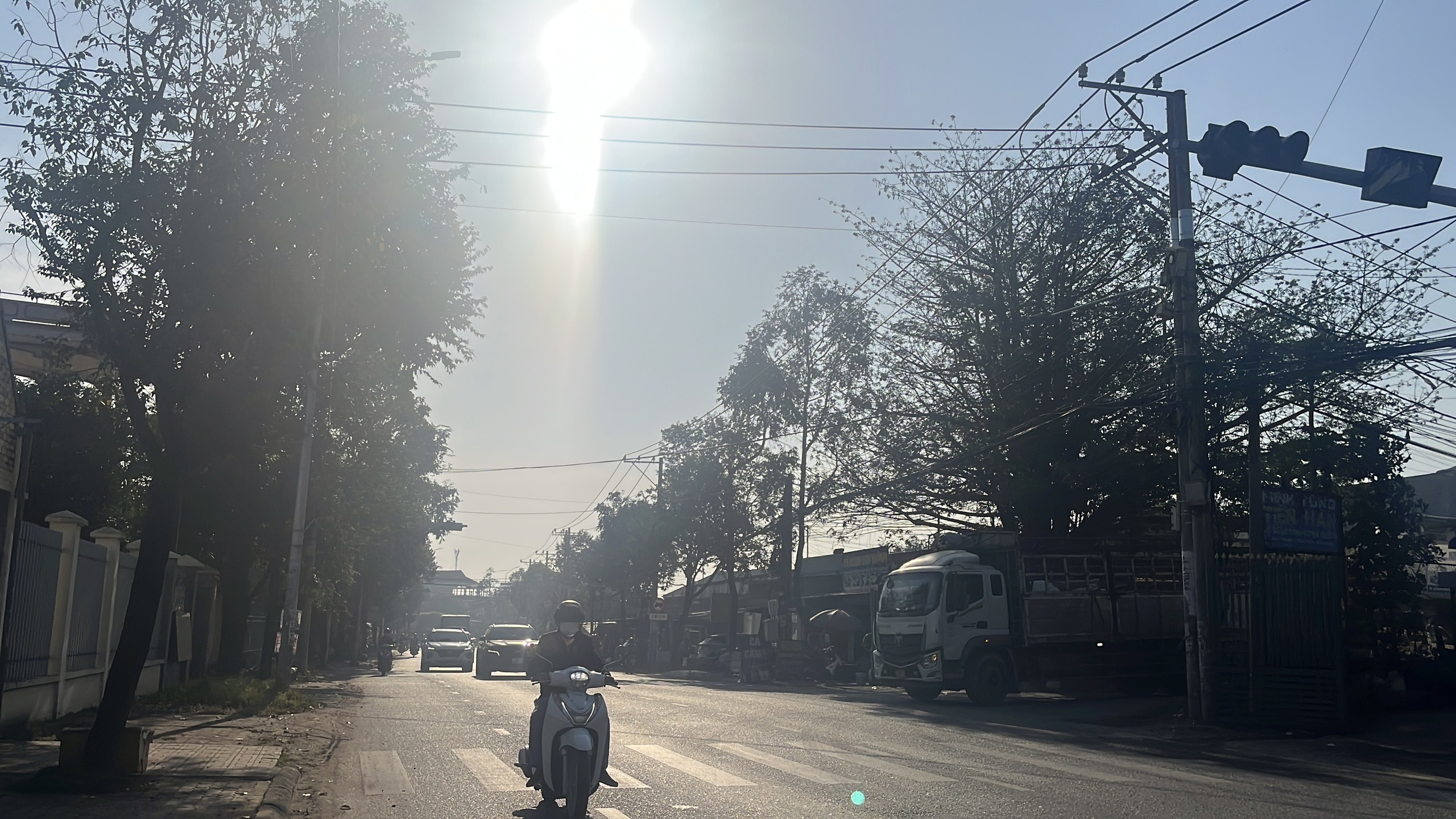 Bất ngờ h&igrave;nh ảnh tuyến đường xuy&ecirc;n t&acirc;m Bi&ecirc;n H&ograve;a ng&agrave;y đầu cấm xe tải tr&ecirc;n 5 tấn - Ảnh 8.