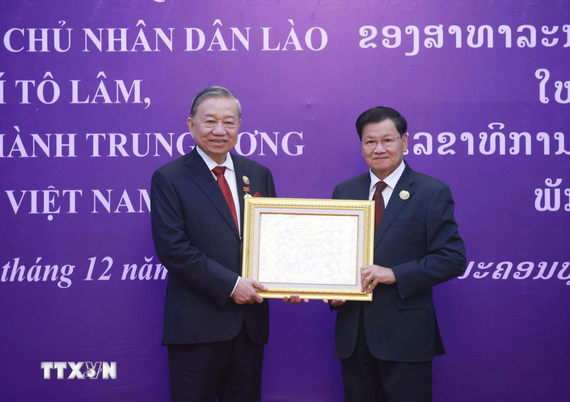 Trao Huân chương Vàng Quốc gia cho Tổng Bí thư Tô Lâm tại Lào - Ảnh 1.