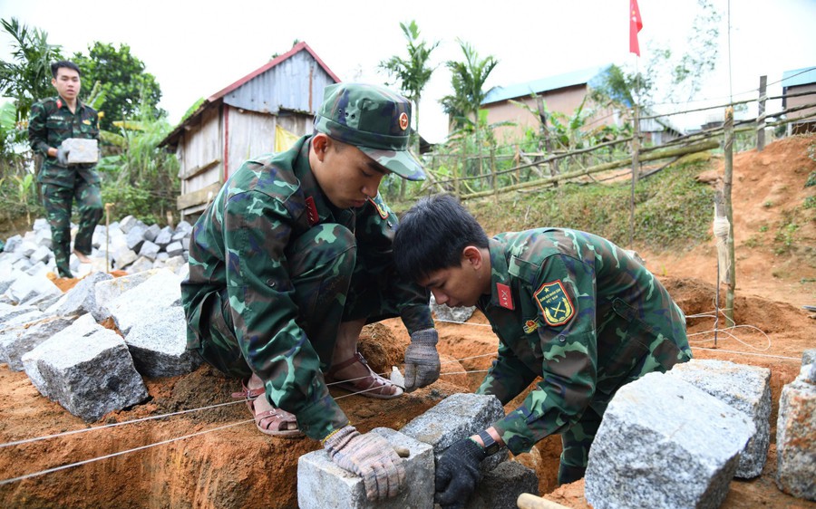 Bộ đội thần tốc dựng nhà mới cho người dân bị sập nhà