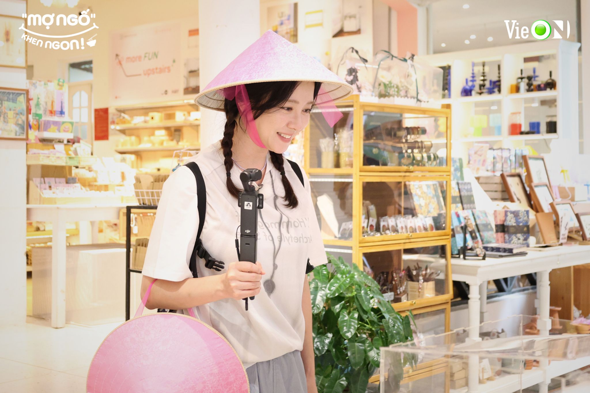"Mợ ngố" Song Ji-hyo du hí TP HCM, sốc khi ăn trứng vịt lộn - Ảnh 5.