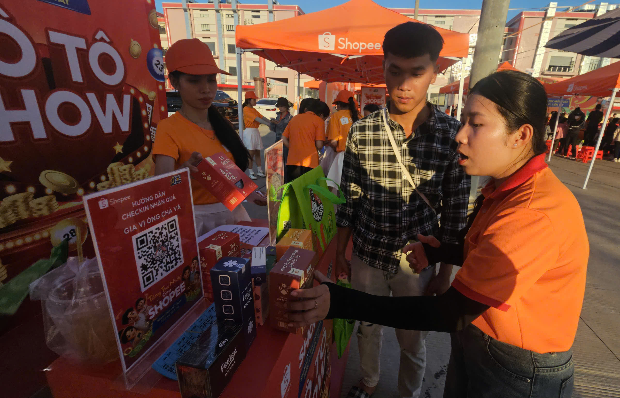 Tham dự chương trình "Công xưởng hạnh phúc", nữ công nhân vỡ òa khi bốc thăm trúng tủ lạnh 10 triệu - Ảnh 7.