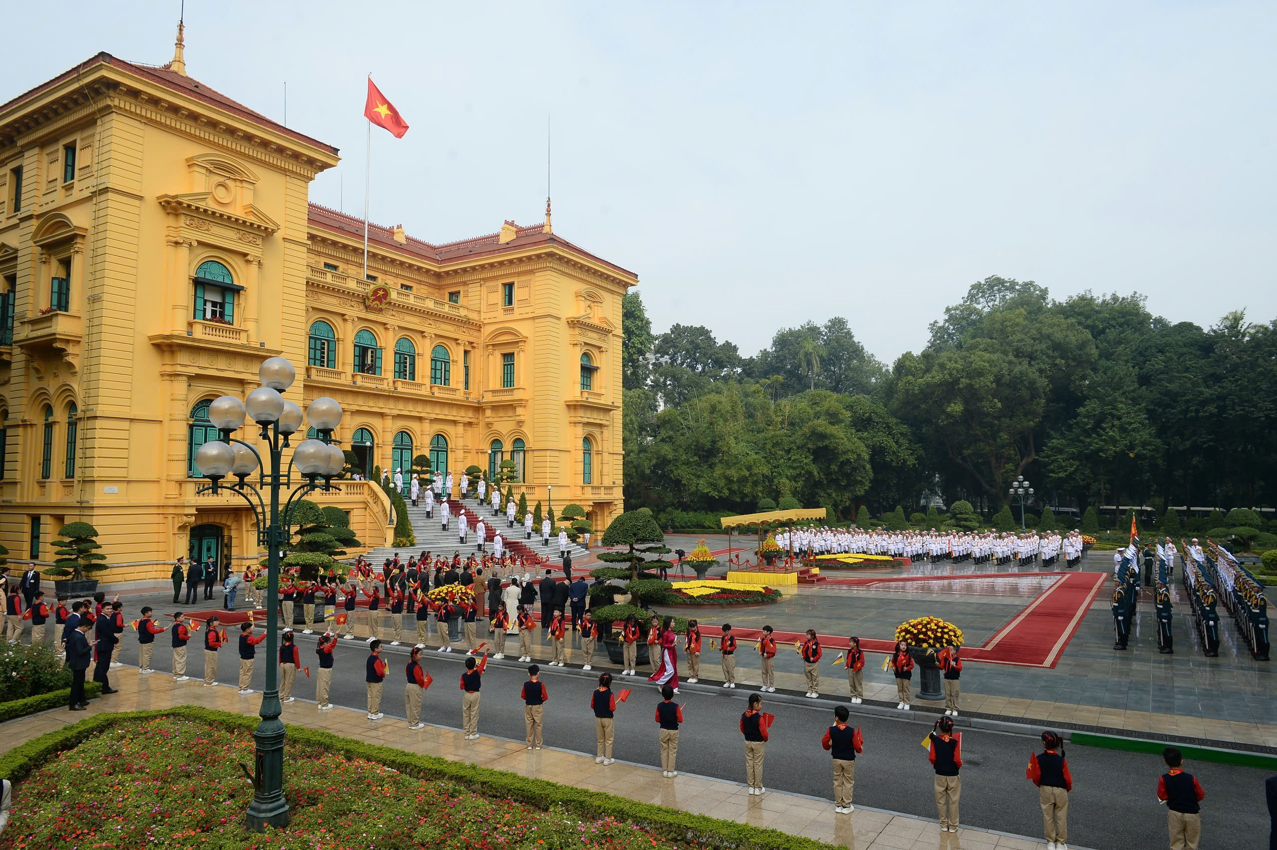 Chủ tịch nước Lương Cường chủ tr&igrave; lễ đ&oacute;n ch&iacute;nh thức Quốc vương Brunei - Ảnh 2.