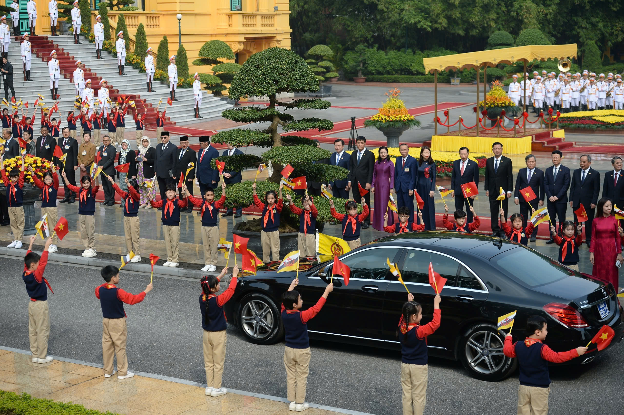 Chủ tịch nước Lương Cường chủ tr&igrave; lễ đ&oacute;n ch&iacute;nh thức Quốc vương Brunei - Ảnh 3.