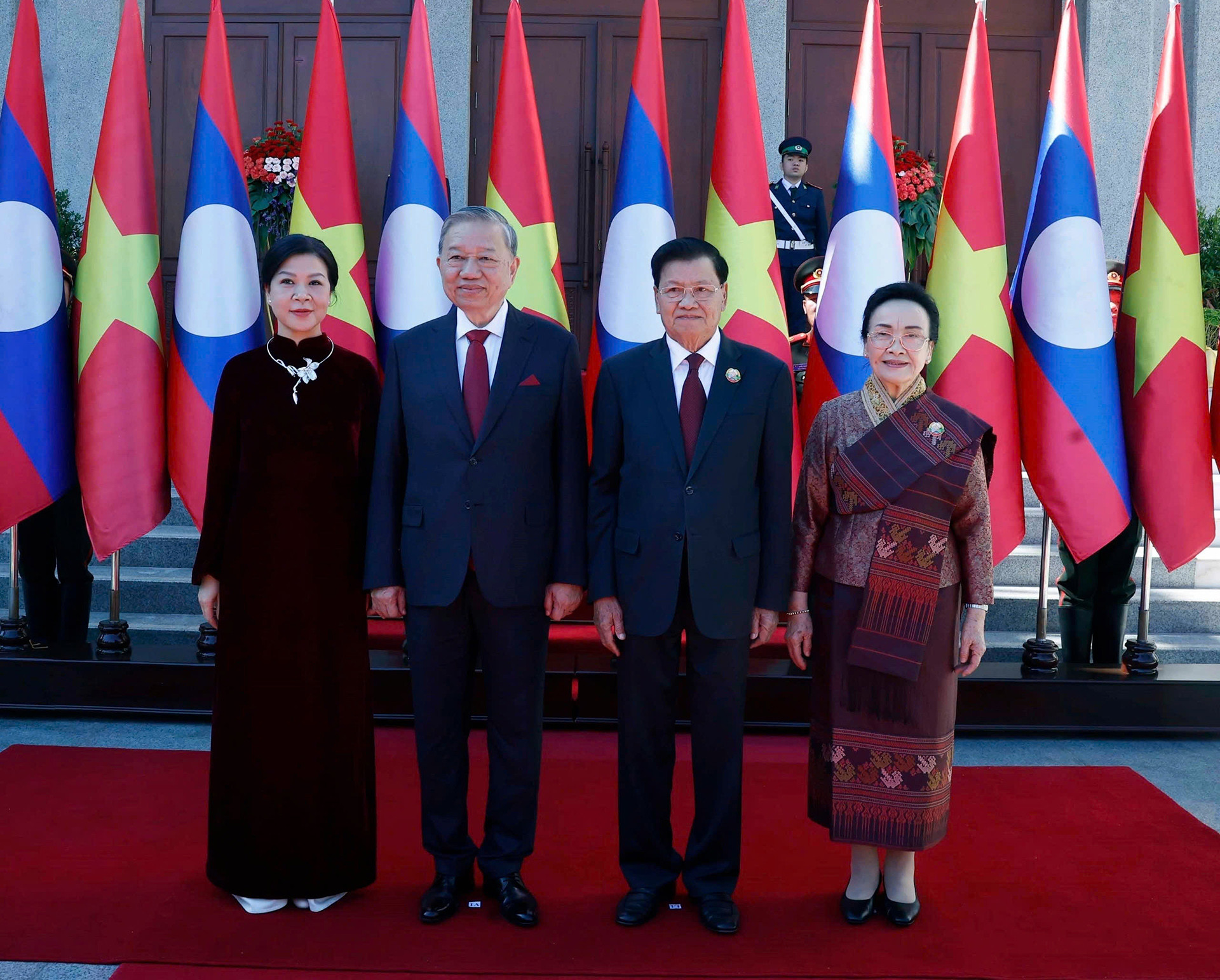 Lễ đón trọng thể Tổng Bí thư Tô Lâm và Phu nhân tại Vientiane , Lào - Ảnh 1.