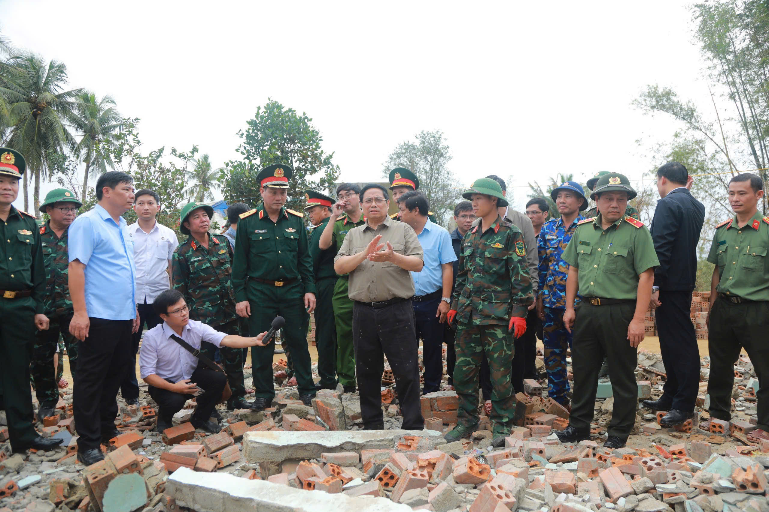 Báo in ngày 2-12: Lại tranh cãi ngân hàng thu phí quản lý tài khoản - Ảnh 2.