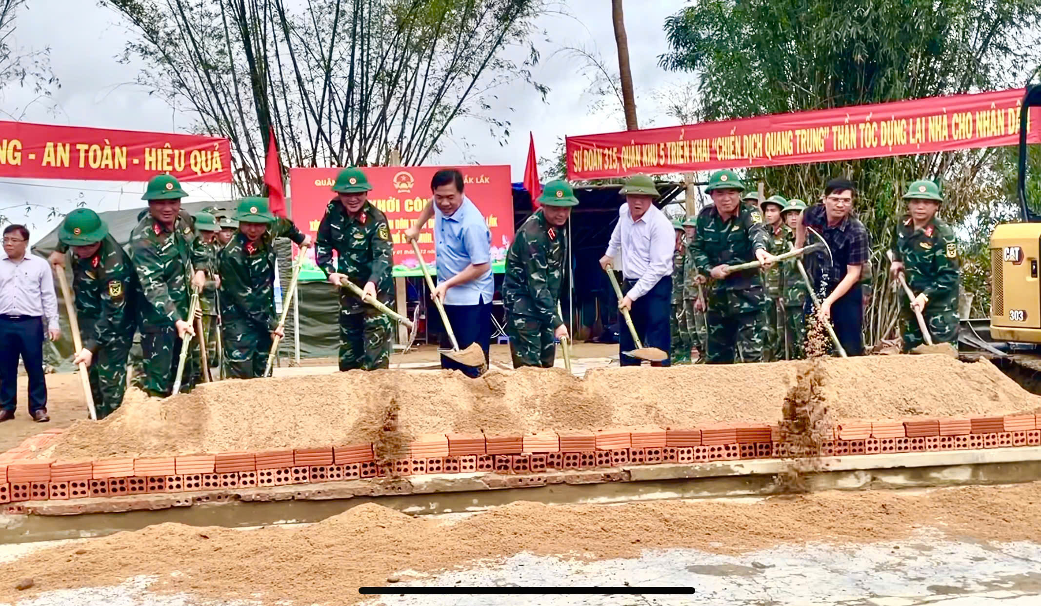 Khởi c&ocirc;ng x&acirc;y dựng 684 nh&agrave; cho người d&acirc;n bị b&atilde;o lũ trong Chiến dịch Quang Trung thần tốc - Ảnh 1.