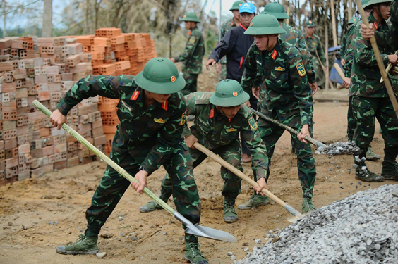 Thần tốc dựng lại m&aacute;i ấm - Ảnh 1.
